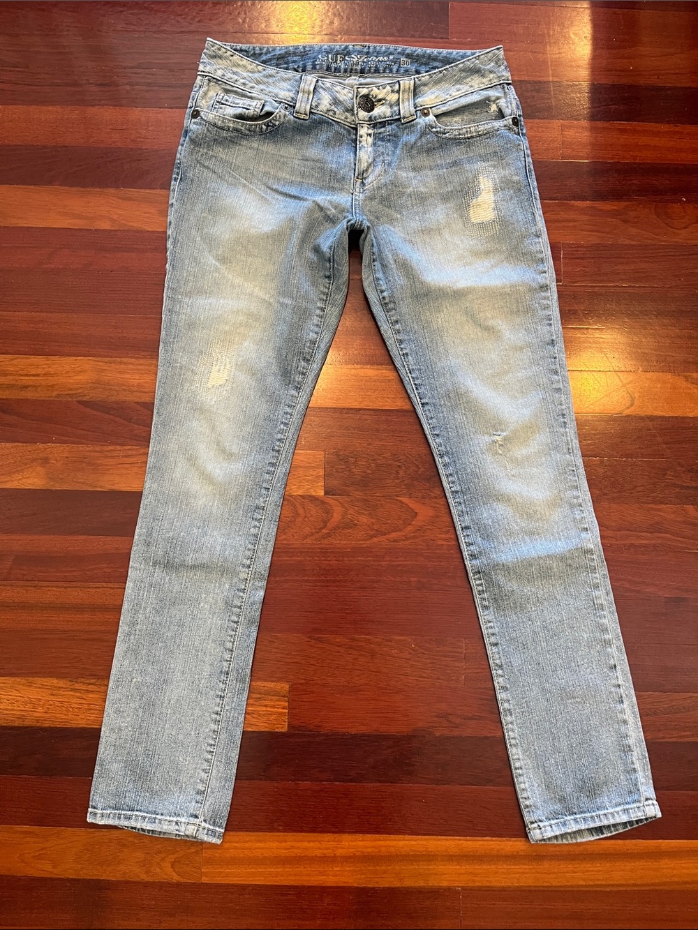 Womens 30 Guess Stretch distressed light blue jeans, low rise
